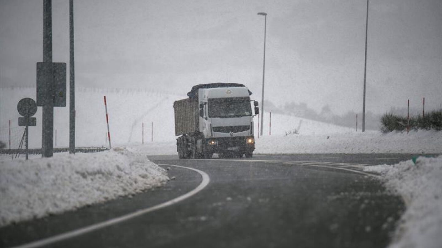 Un cami&oacute;n circula por la autopista A-67, a la altura de la localidad c&aacute;ntabra de Pesquera