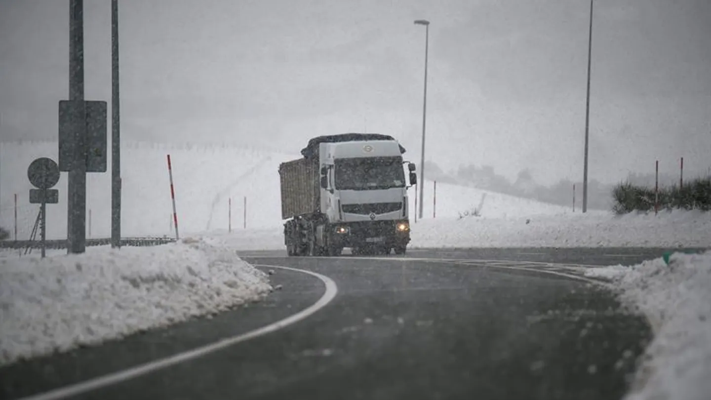Un camión circula por la autopista A-67, a la altura de la localidad cántabra de Pesquera Un camión circula por la autopista A-67, a la altura de la localidad cántabra de Pesquera