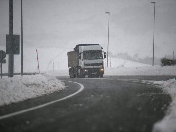 Un camión circula por la autopista A-67, a la altura de la localidad cántabra de Pesquera Un camión circula por la autopista A-67, a la altura de la localidad cántabra de Pesquera
