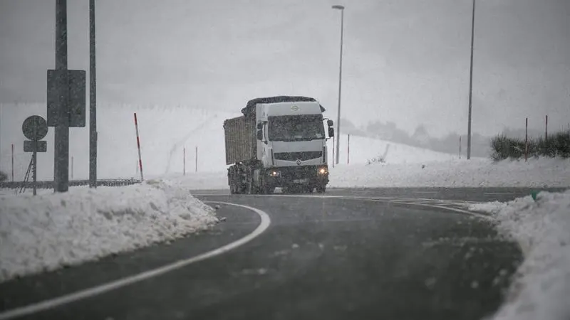 Un camión circula por la autopista A-67, a la altura de la localidad cántabra de Pesquera