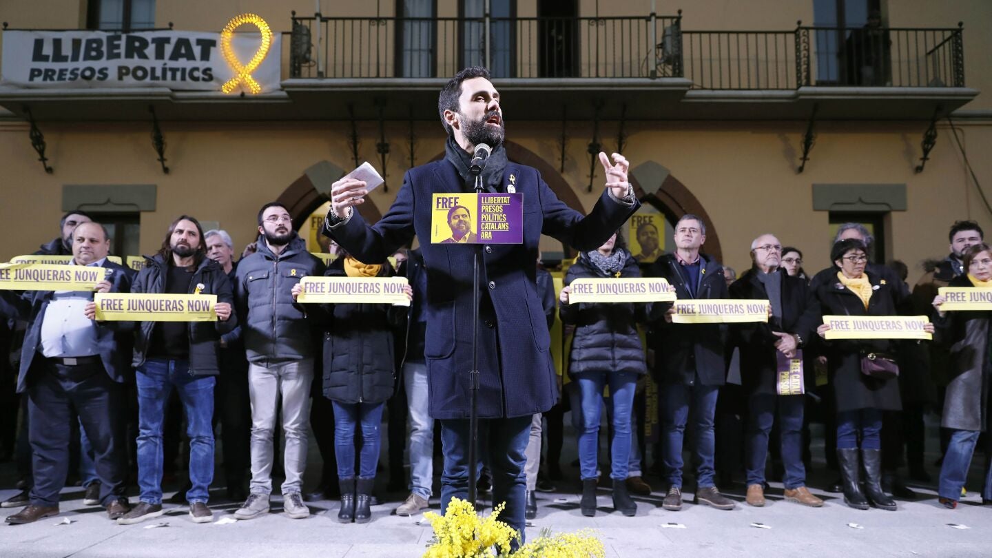 El presidente del Parlament, Roger Torrent, durante su intervenci&oacute;n en la concentraci&oacute;n