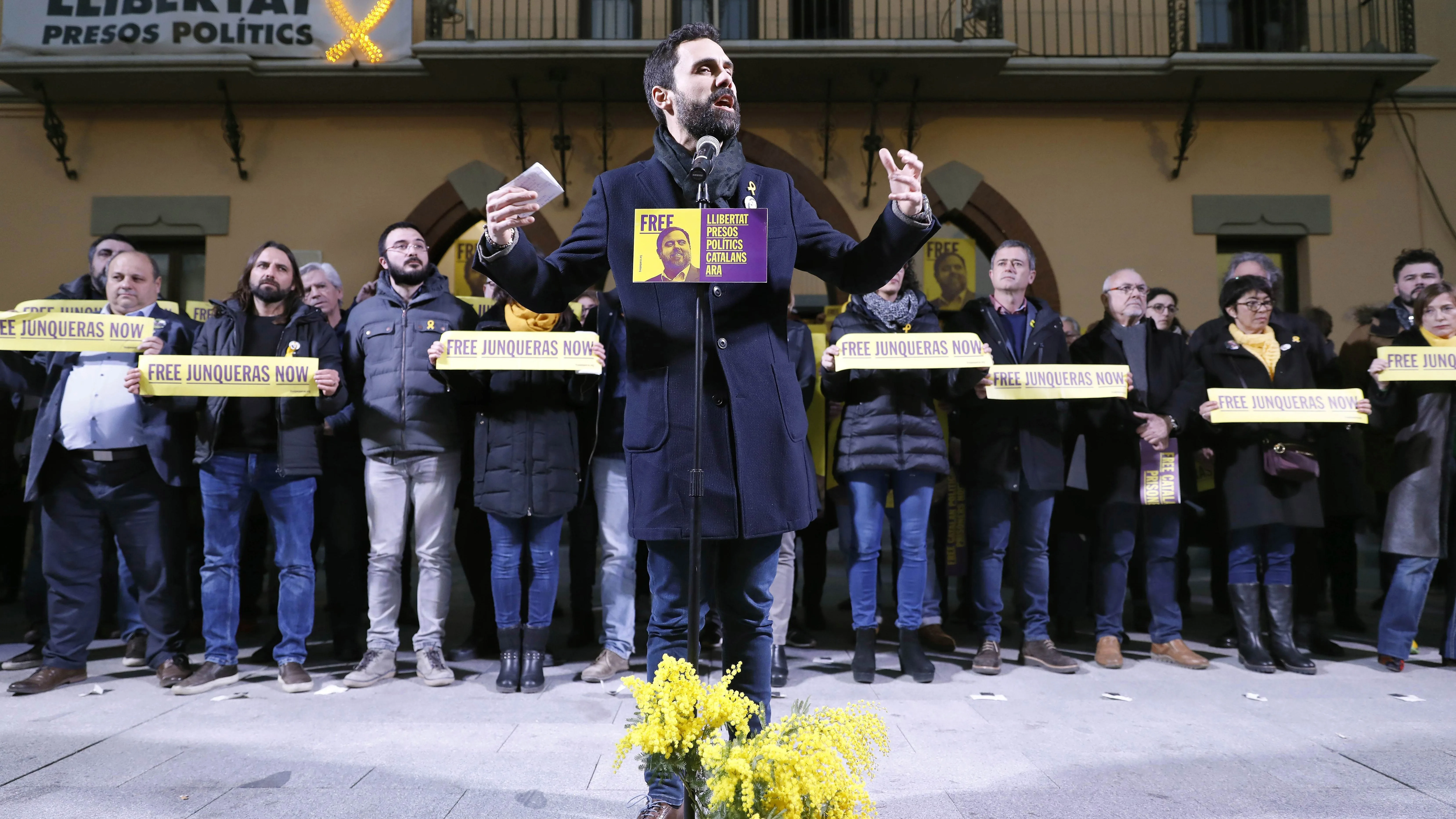 El presidente del Parlament, Roger Torrent, durante su intervención en la concentración