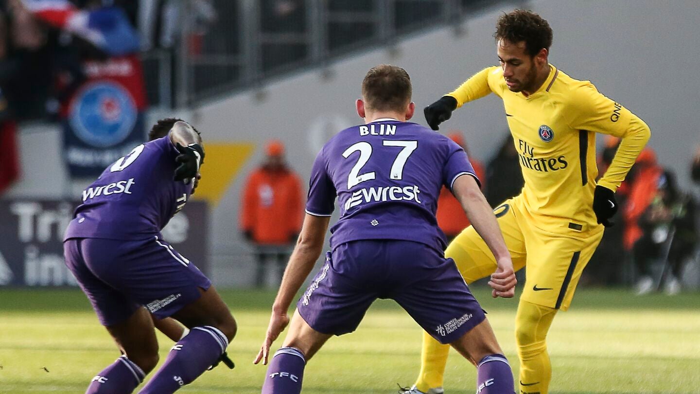 Neymar intenta zafase de la defensa del Toulouse