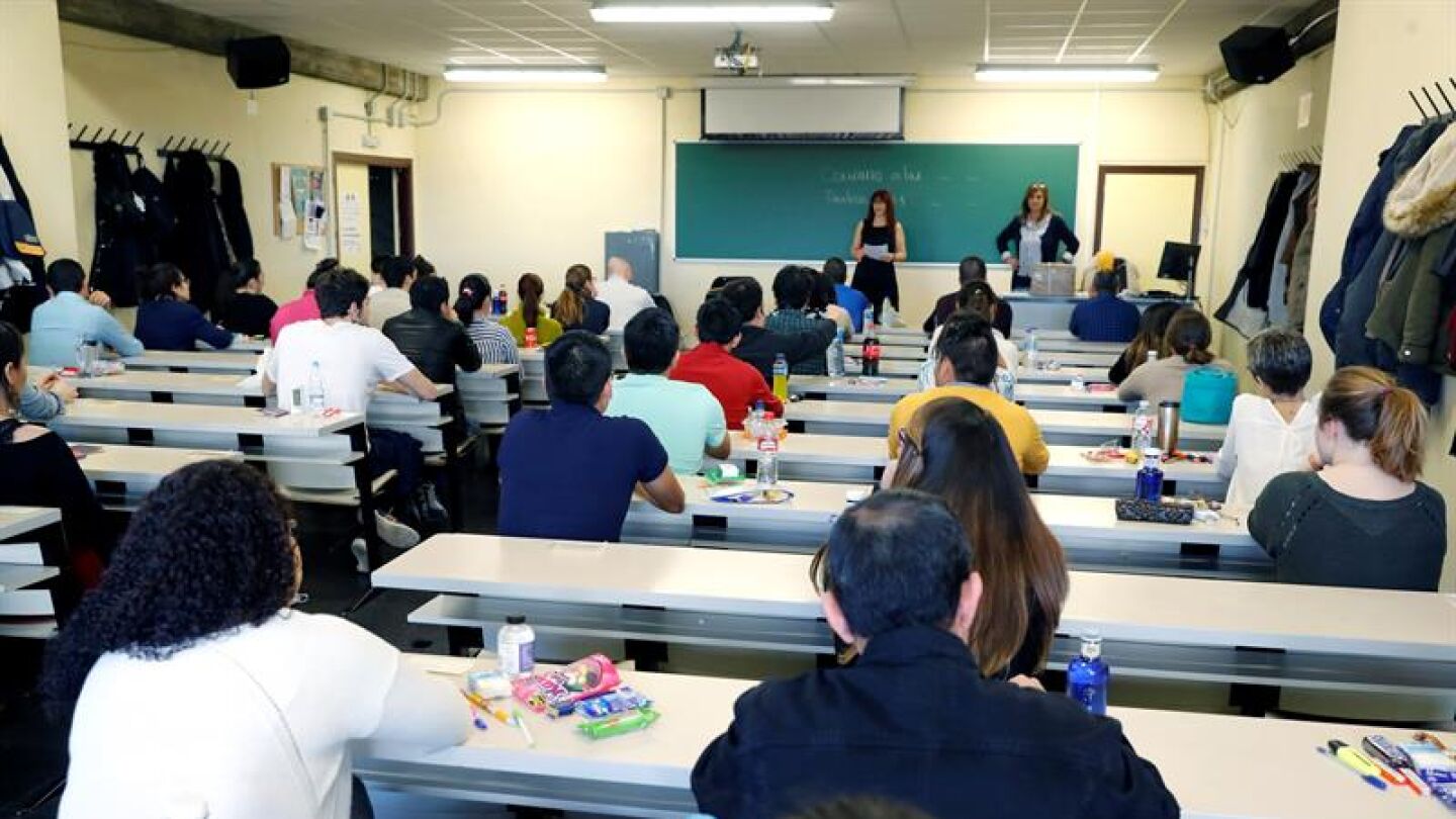 Interior de la Facultad de Ciencias de la Informaci&oacute;n antes del inicio del examen