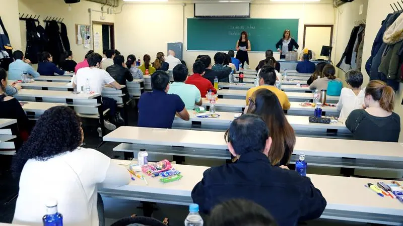 Interior de la Facultad de Ciencias de la Información antes del inicio del examen