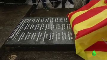 Descubren una placa cubierta con la bandera de Cataluña