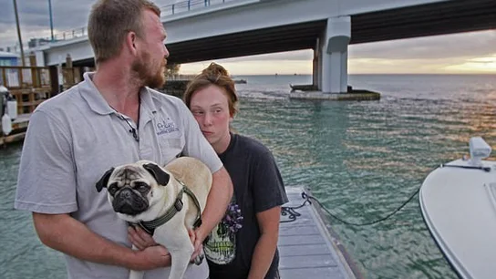 Tanner y Nikki junto a su perro tras el hundimiento de su barco Tanner y Nikki junto a su perro tras el hundimiento de su barco