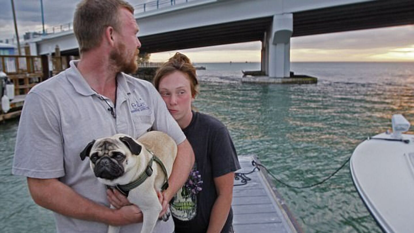 Tanner y Nikki junto a su perro tras el hundimiento de su barco