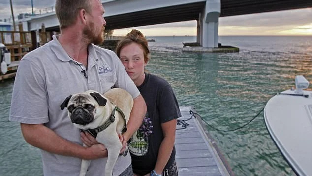 Tanner y Nikki junto a su perro tras el hundimiento de su barco