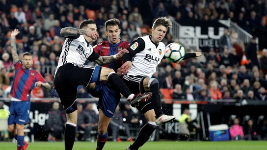 Vietto y Mina disputan la posesión de la pelota Vietto y Mina disputan la posesión de la pelota