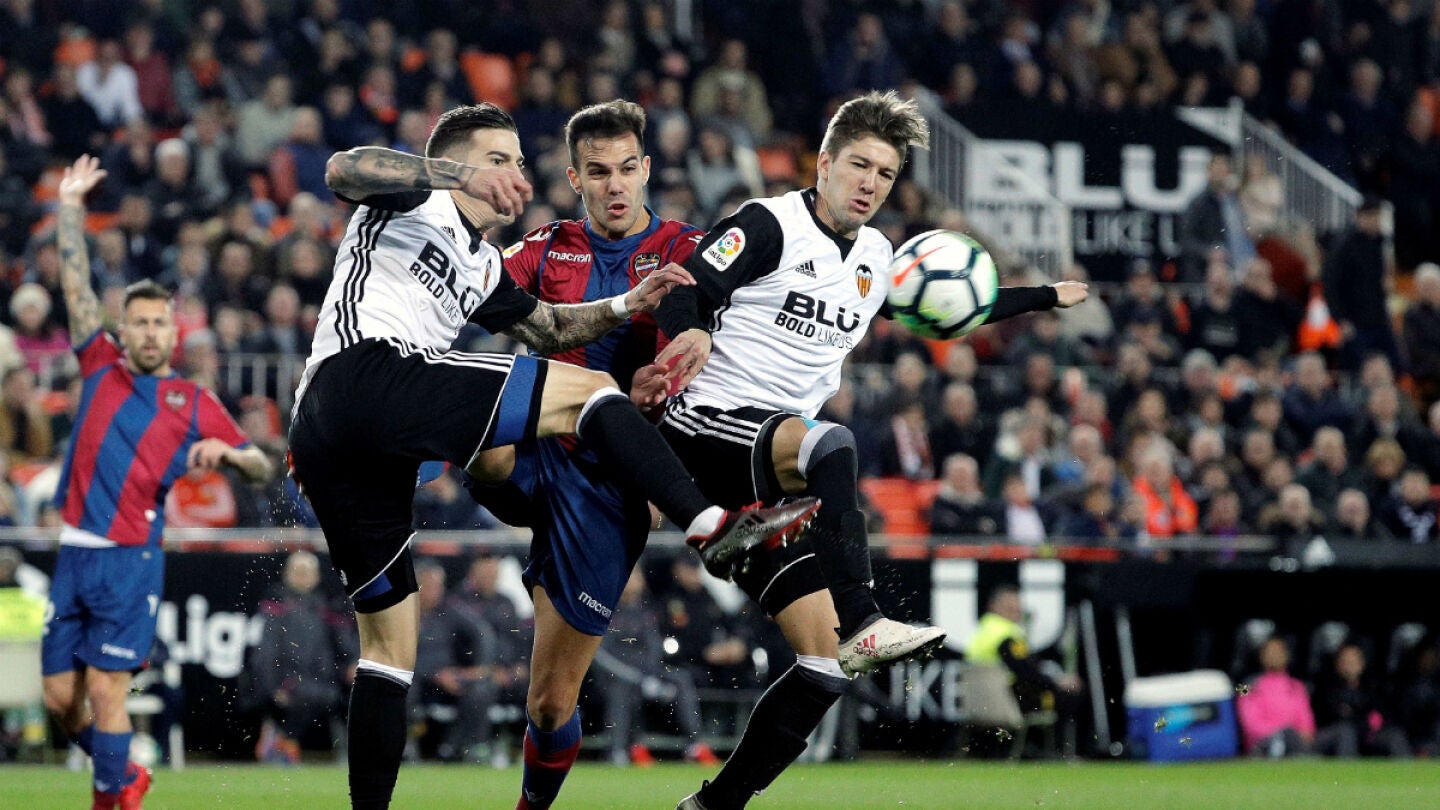 Vietto y Mina disputan la posesi&oacute;n de la pelota