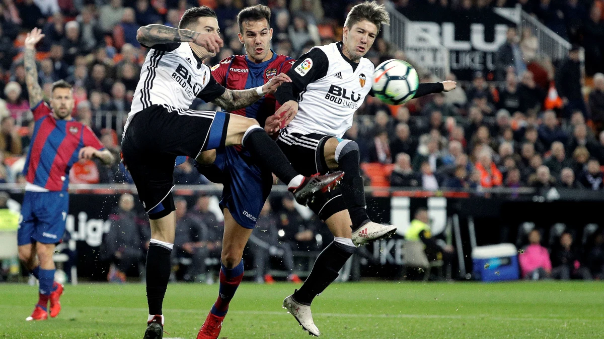 Vietto y Mina disputan la posesión de la pelota