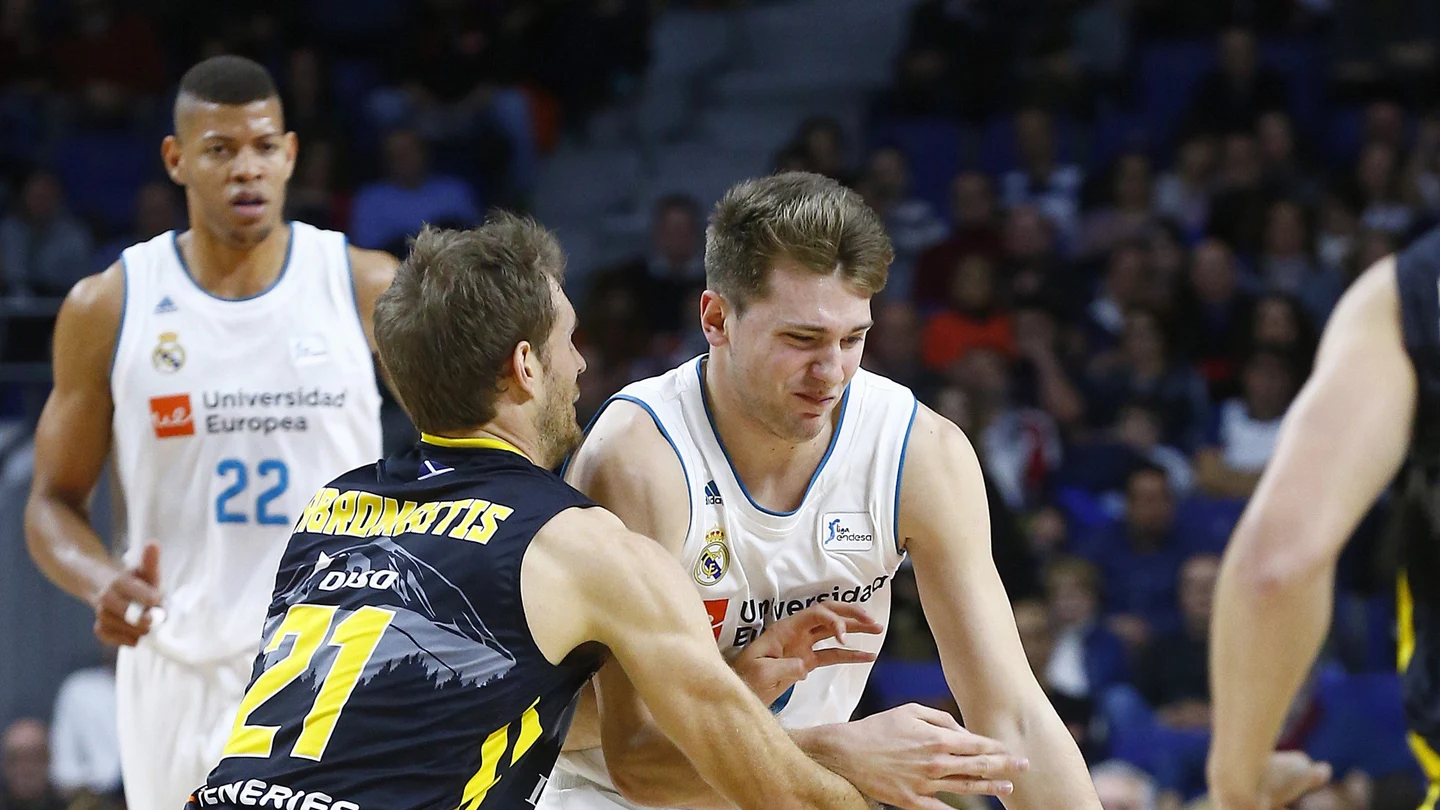 Doncic avanza con el balón ante la defensa de Abromaitis Doncic avanza con el balón ante la defensa de Abromaitis