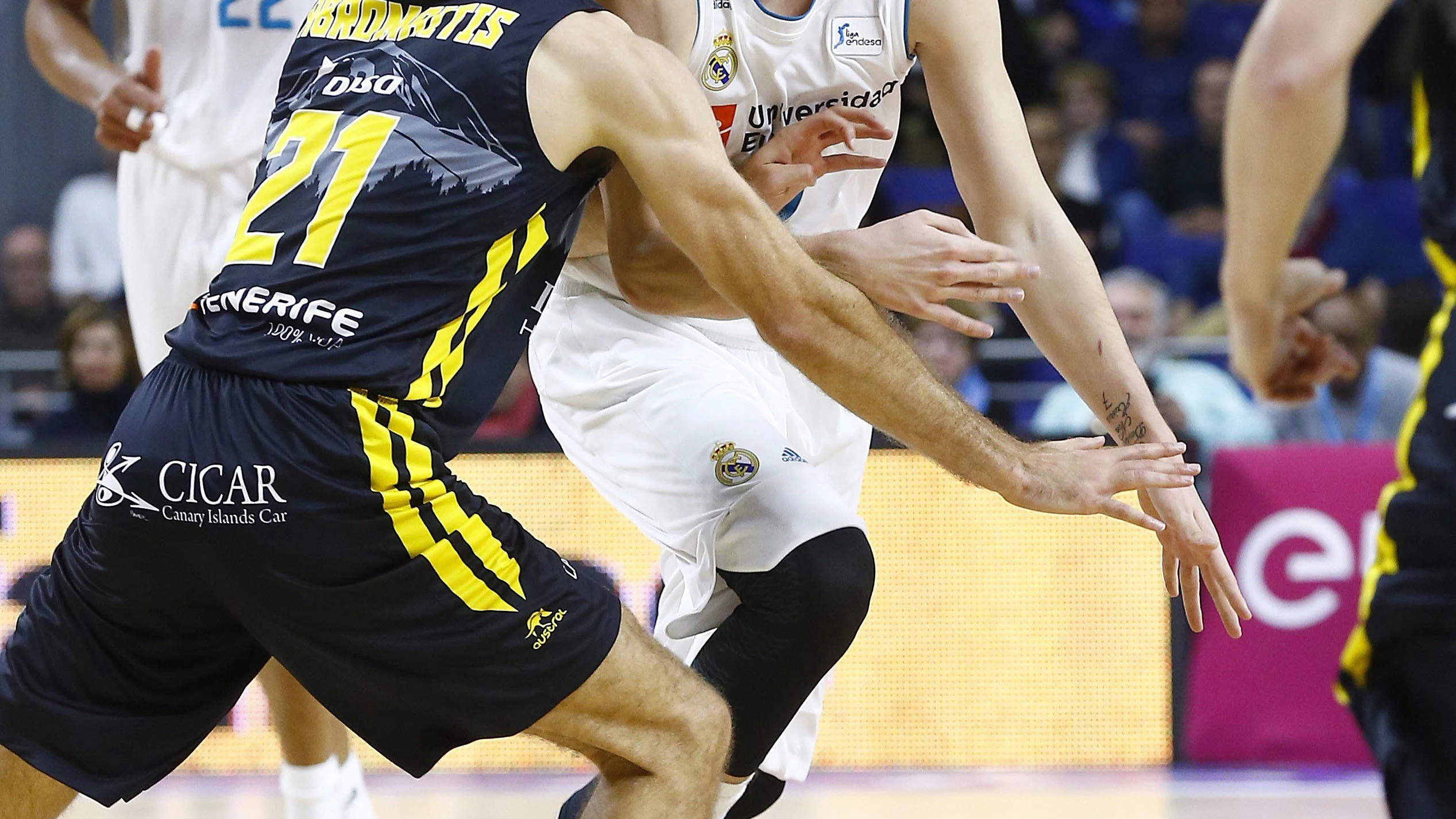 Doncic avanza con el balón ante la defensa de Abromaitis