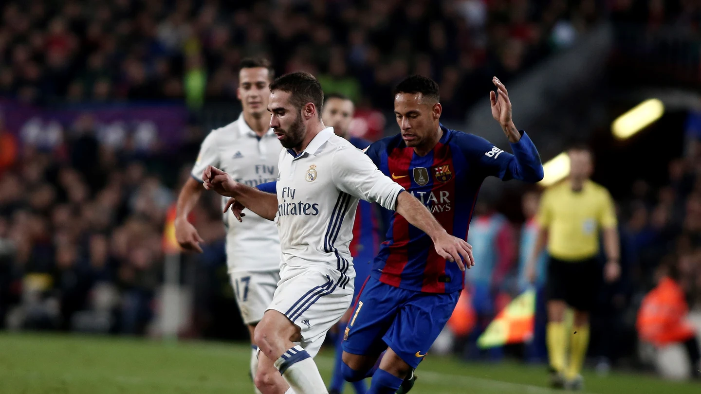 Carvajal y Neymar, durante un Real Madrid - Barcelona Carvajal y Neymar, durante un Real Madrid - Barcelona