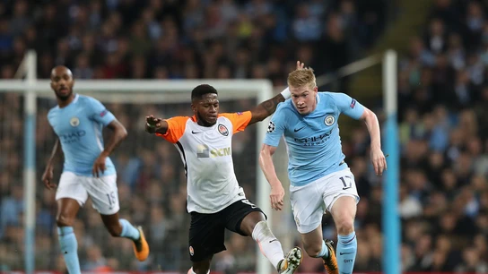 Fred intenta quitarle el balón a De Bruyne Fred intenta quitarle el balón a De Bruyne