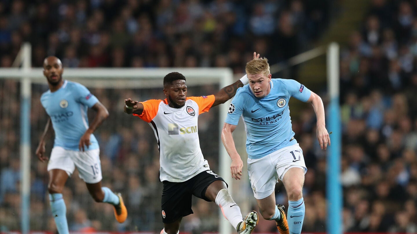 Fred intenta quitarle el bal&oacute;n a De Bruyne