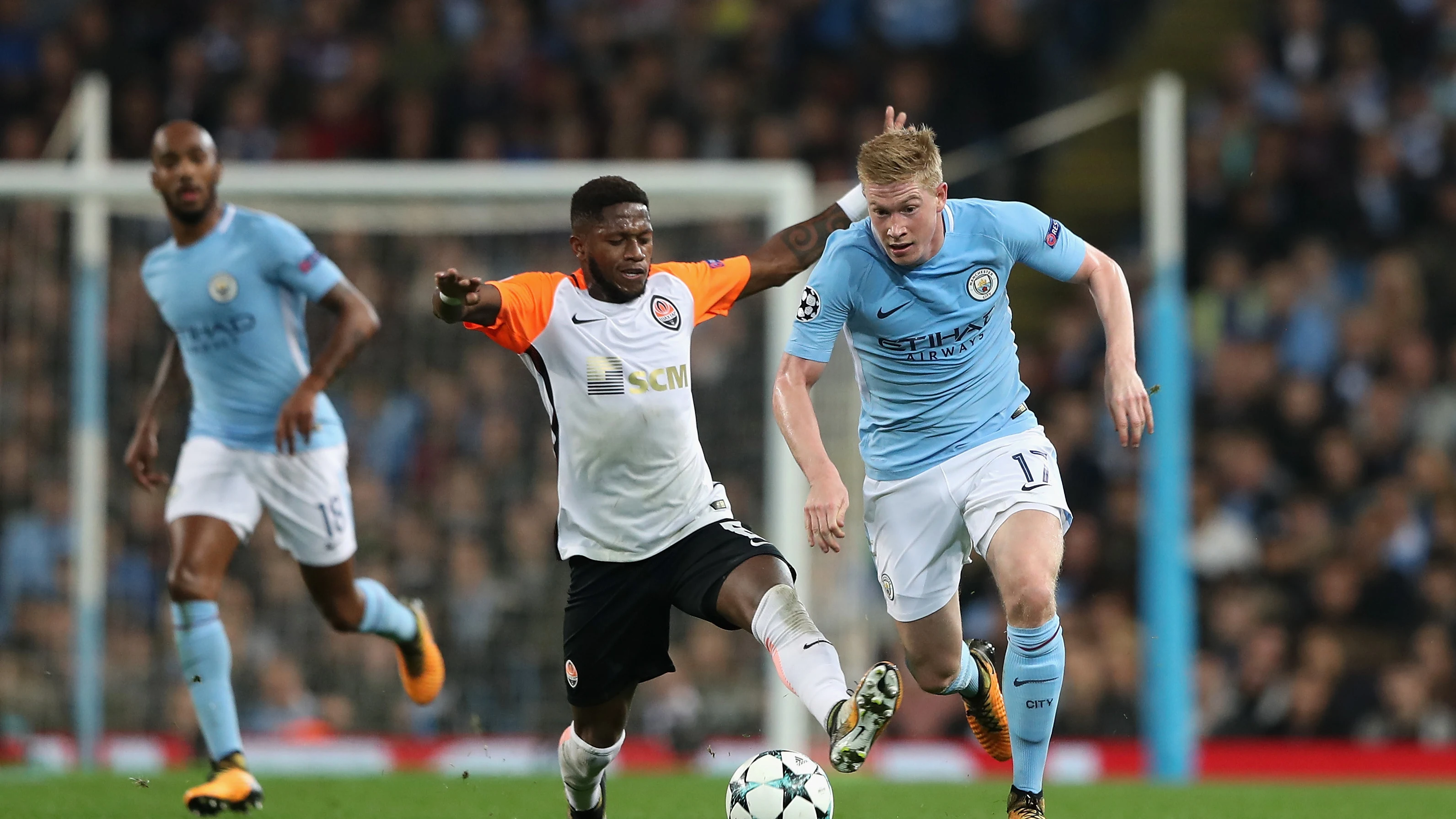 Fred intenta quitarle el balón a De Bruyne Fred intenta quitarle el balón a De Bruyne