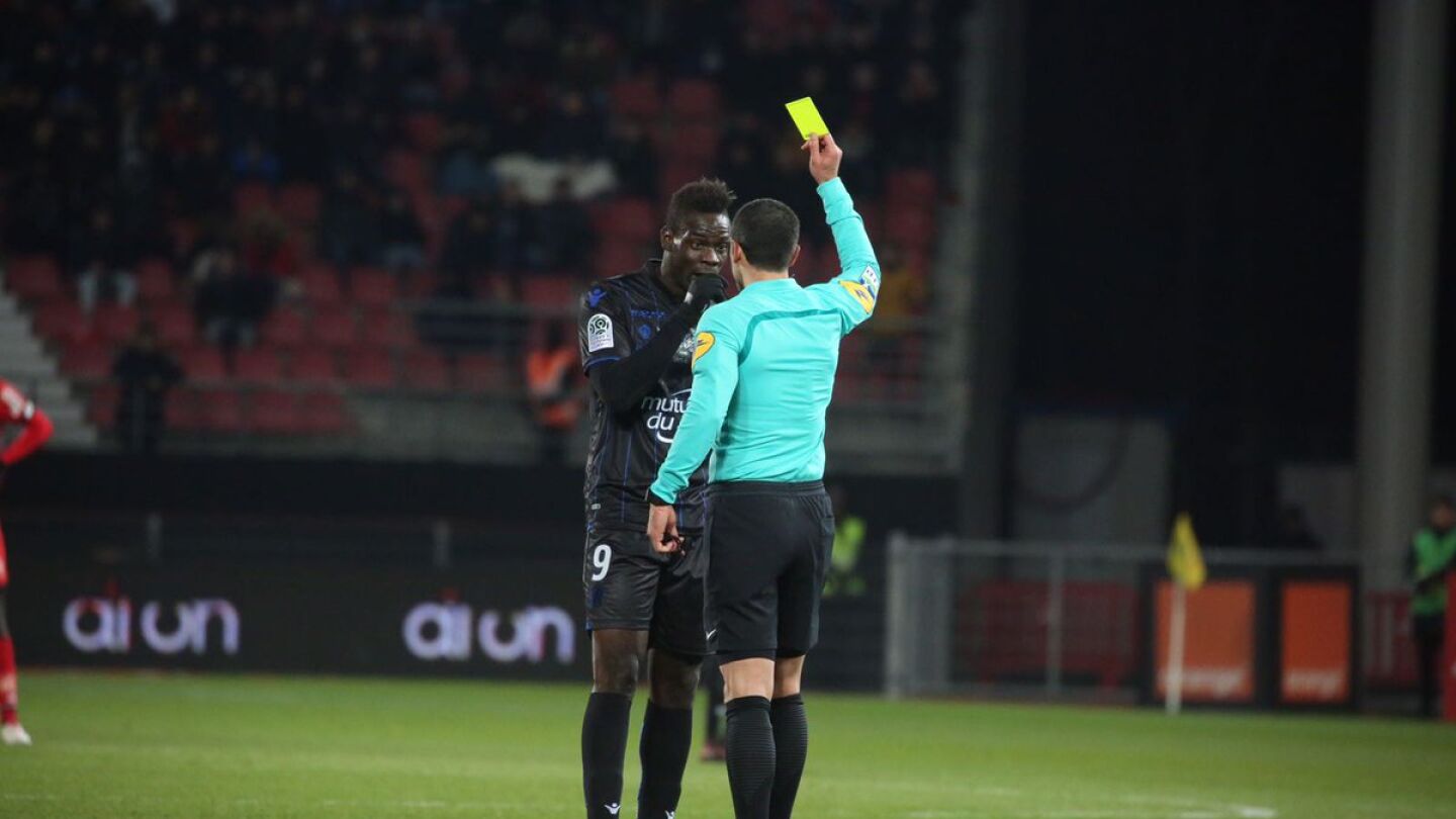 Balotelli ve tarjeta amarilla