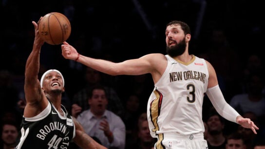 Mirotic intenta coger el bal&oacute;n ante Cunningham