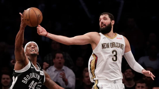 Mirotic intenta coger el balón ante Cunningham Mirotic intenta coger el balón ante Cunningham