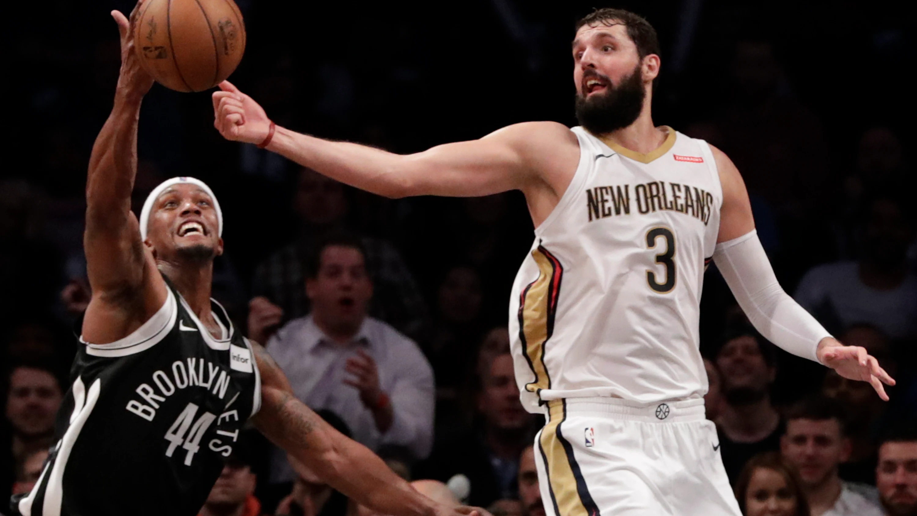 Mirotic intenta coger el balón ante Cunningham Mirotic intenta coger el balón ante Cunningham