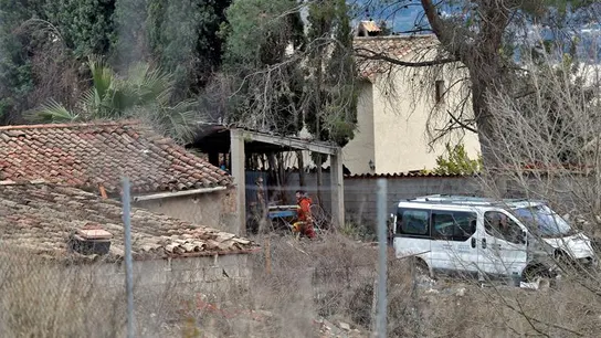 Un bombero trabaja junto a la vivienda, en la localidad de valenciana de Ontinyent Un bombero trabaja junto a la vivienda, en la localidad de valenciana de Ontinyent