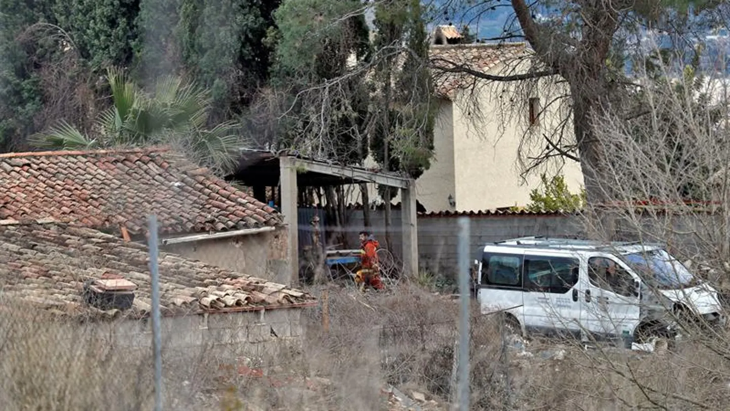 Un bombero trabaja junto a la vivienda, en la localidad de valenciana de Ontinyent Un bombero trabaja junto a la vivienda, en la localidad de valenciana de Ontinyent