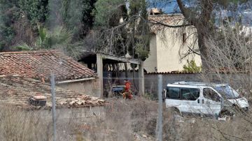 Un bombero trabaja junto a la vivienda, en la localidad de valenciana de Ontinyent