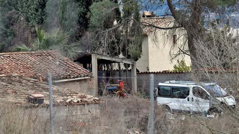 Un bombero trabaja junto a la vivienda, en la localidad de valenciana de Ontinyent