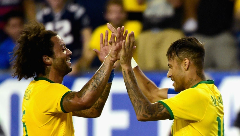 Marcelo y Neymar se felicitan