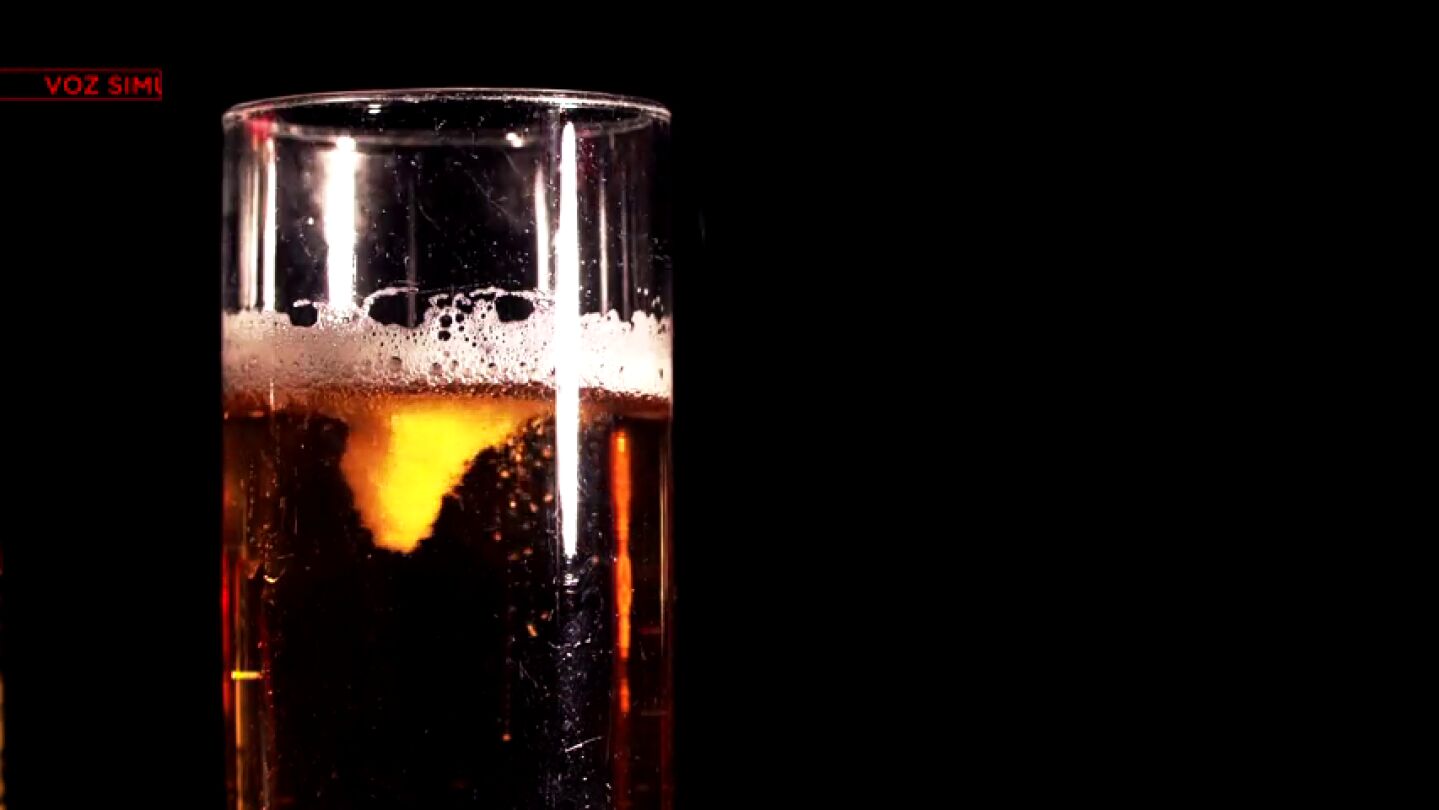 Un vaso con alcohol reacciona a una sustancia qu&iacute;mica