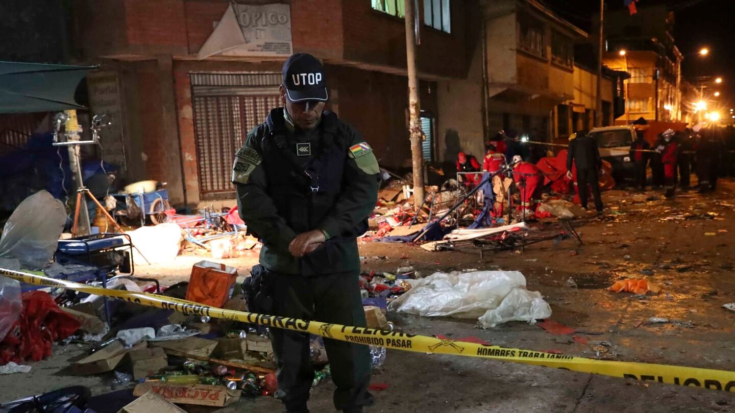 Una unidad de bomberos y miembros de la polic&iacute;a inspeccionan el lugar donde se produjo una explosi&oacute;n