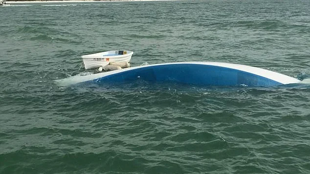 Barco hundido en las costas de Florida Barco hundido en las costas de Florida