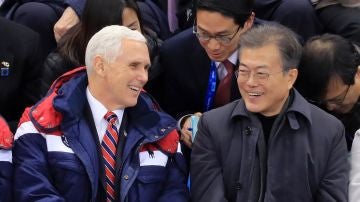El presidente de Corea del Sur, Moon Jae-in, habla con el vicepresidente de EEUU Mike Pence