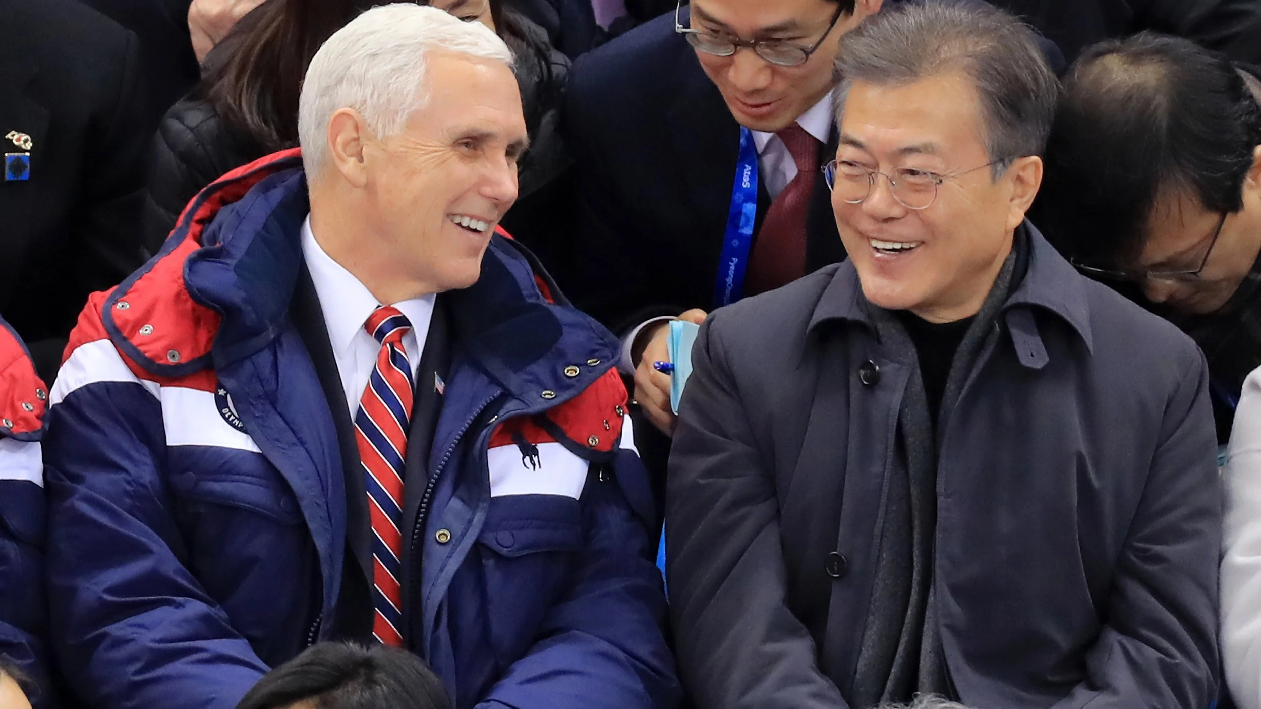 El presidente de Corea del Sur, Moon Jae-in, habla con el vicepresidente de EEUU Mike Pence