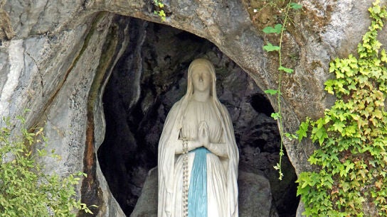 Imagen de Nuestra Se&ntilde;ora de Lourdes en la gruta de Massabielle