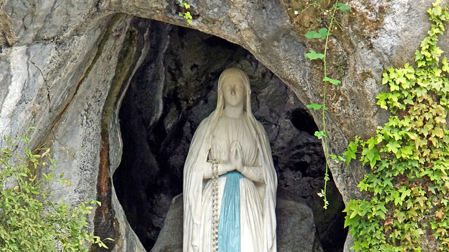Imagen de Nuestra Señora de Lourdes en la gruta de Massabielle Imagen de Nuestra Señora de Lourdes en la gruta de Massabielle