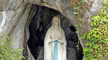 Imagen de Nuestra Señora de Lourdes en la gruta de Massabielle