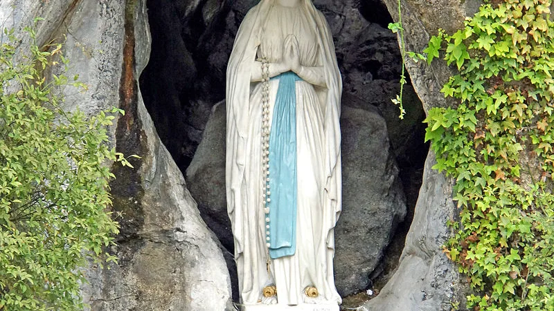 Imagen de Nuestra Señora de Lourdes en la gruta de Massabielle