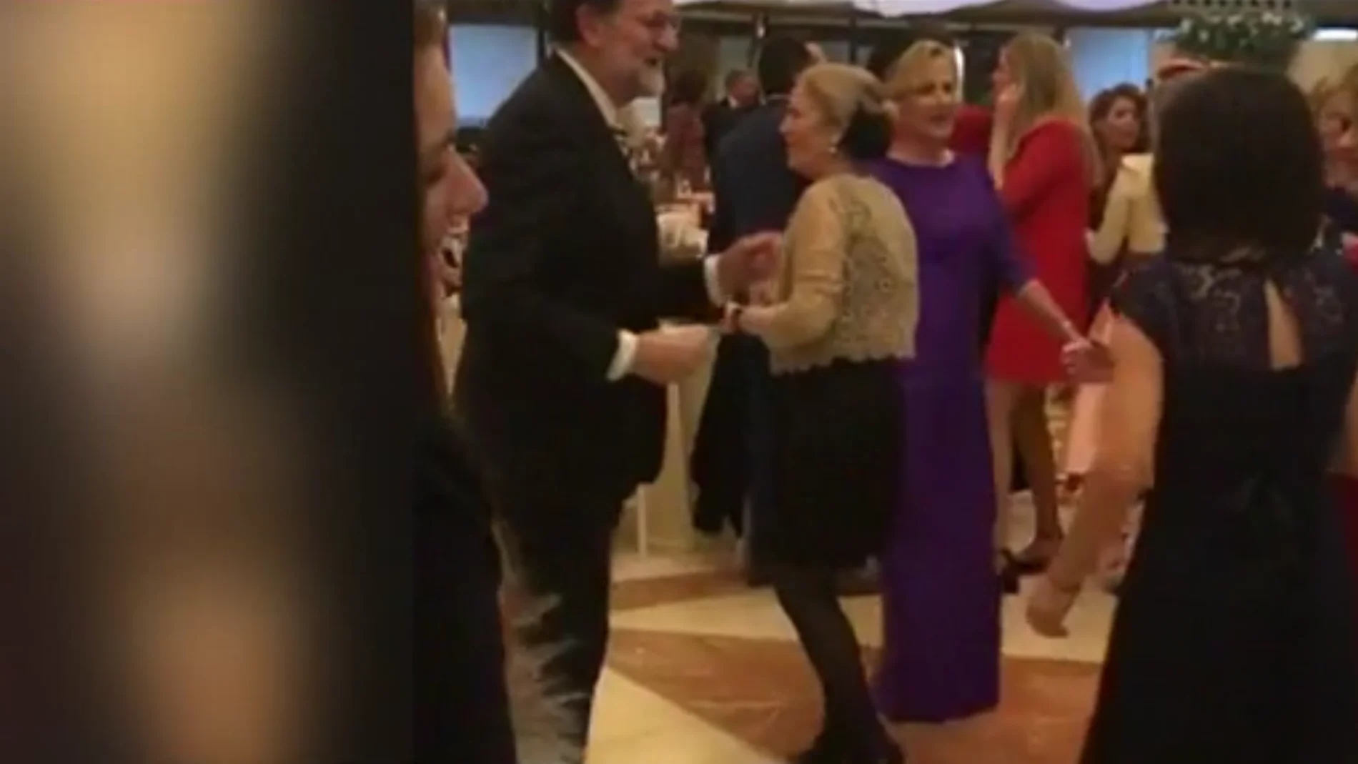 Mariano Rajoy bailando durante una boda en Murcia