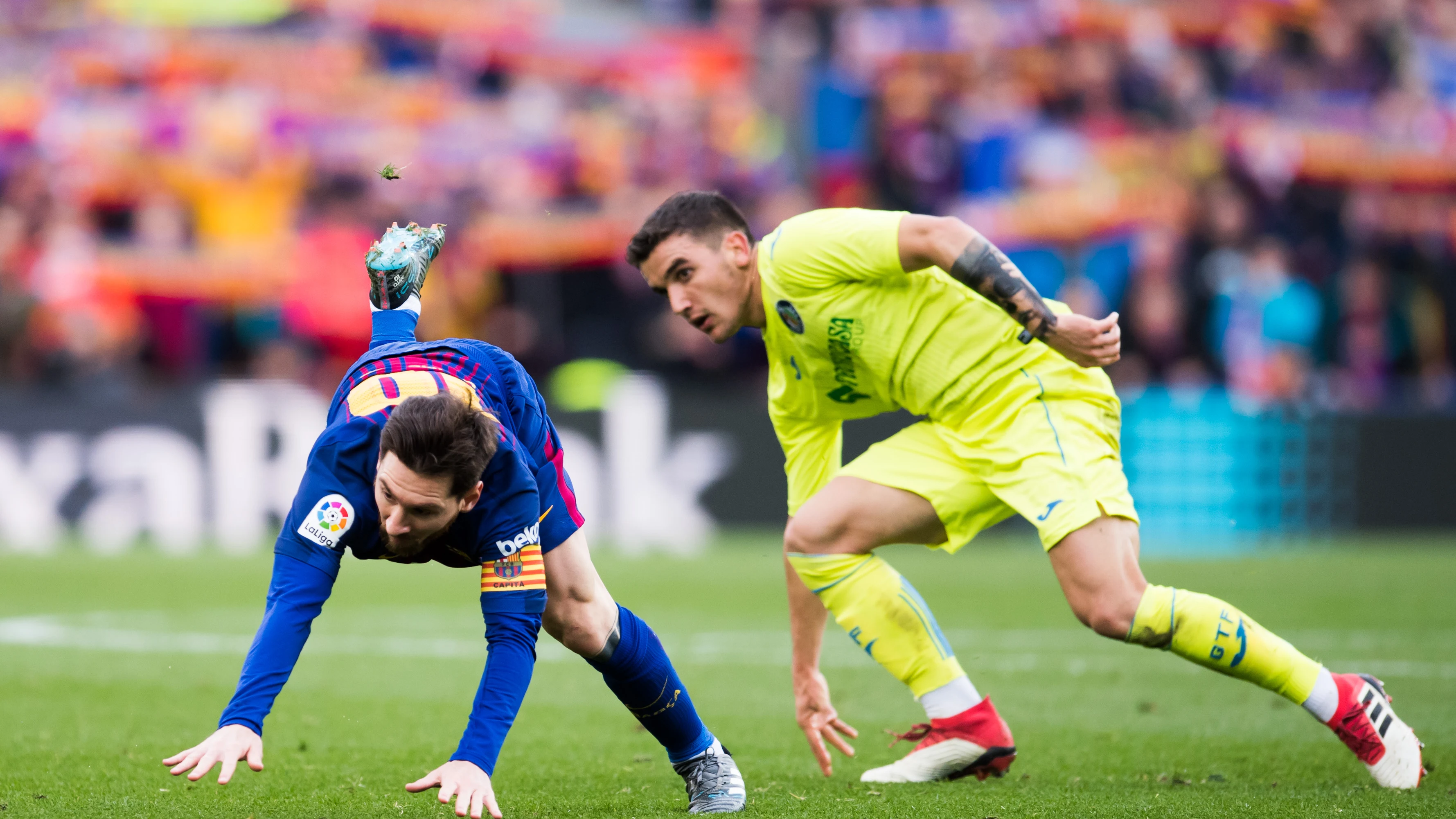 Messi cae al suelo ante el Getafe