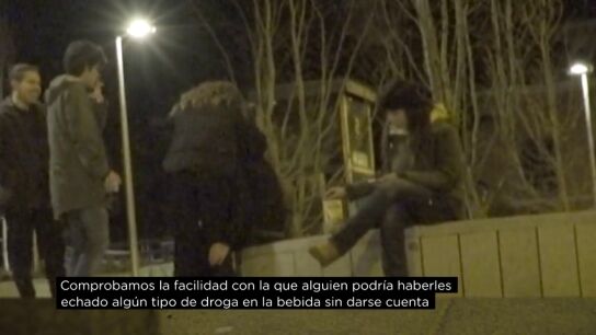 Comprobamos la facilidad con la que alguien podr&iacute;a echar alg&uacute;n tipo de droga en la bebida de j&oacute;venes