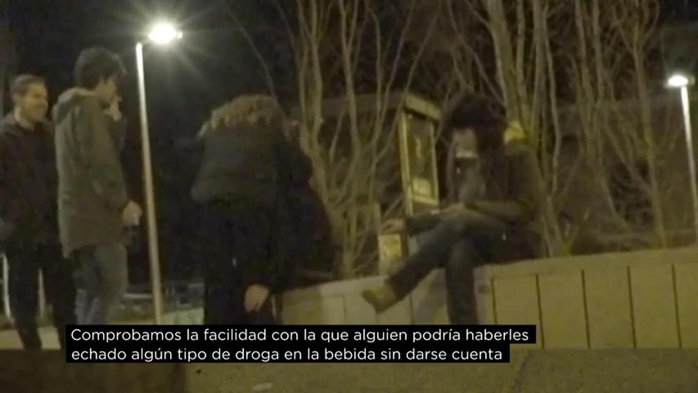 Comprobamos la facilidad con la que alguien podría echar algún tipo de droga en la bebida de jóvenes Comprobamos la facilidad con la que alguien podría echar algún tipo de droga en la bebida de jóvenes