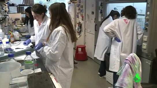 Científicas en un laboratorio Científicas en un laboratorio