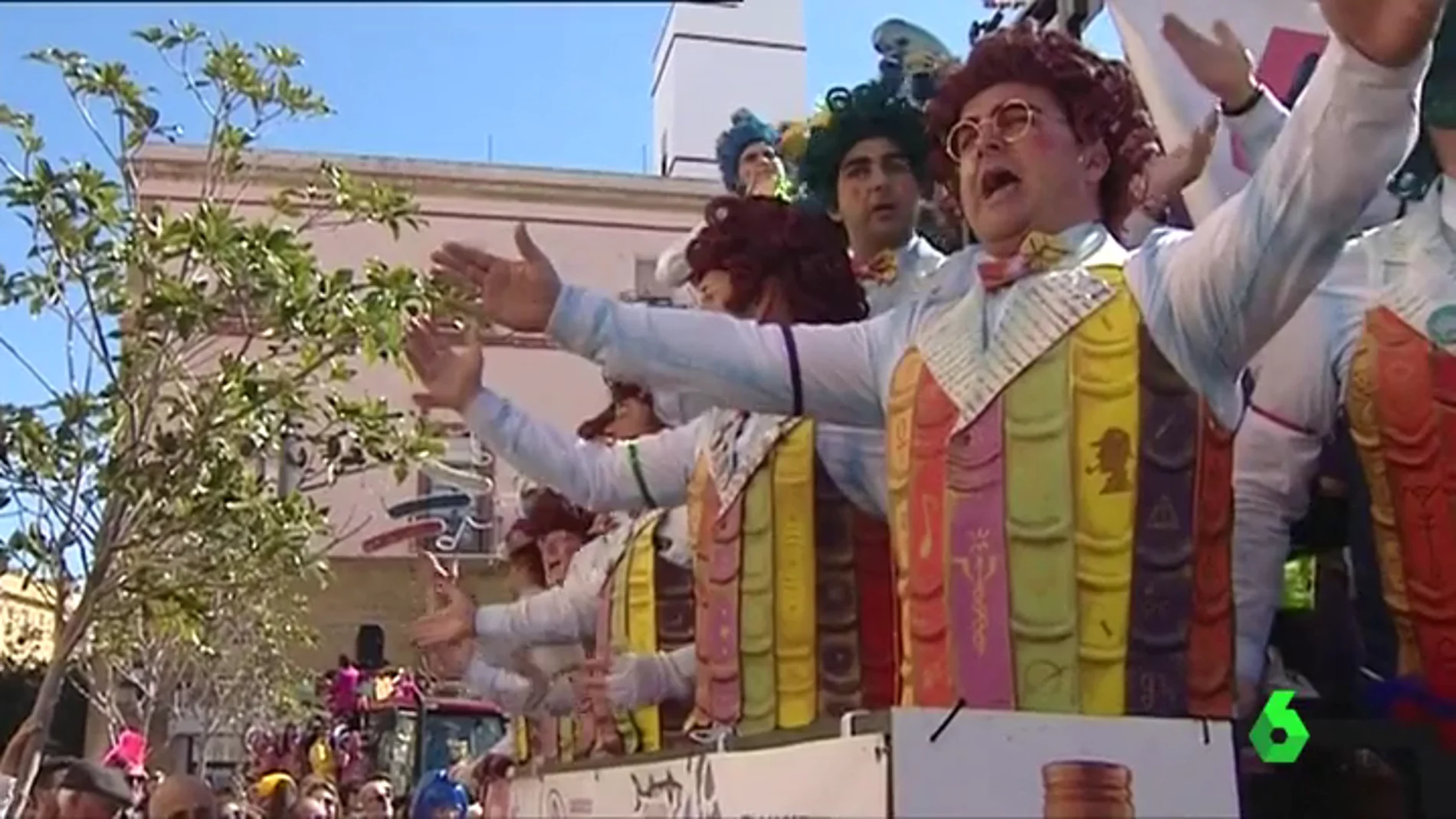Un grupo disfrazado canta en el Carnaval de Cádiz