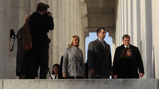 En la imagen, Donald Trump Jr. (2d) y su esposa, Vanessa