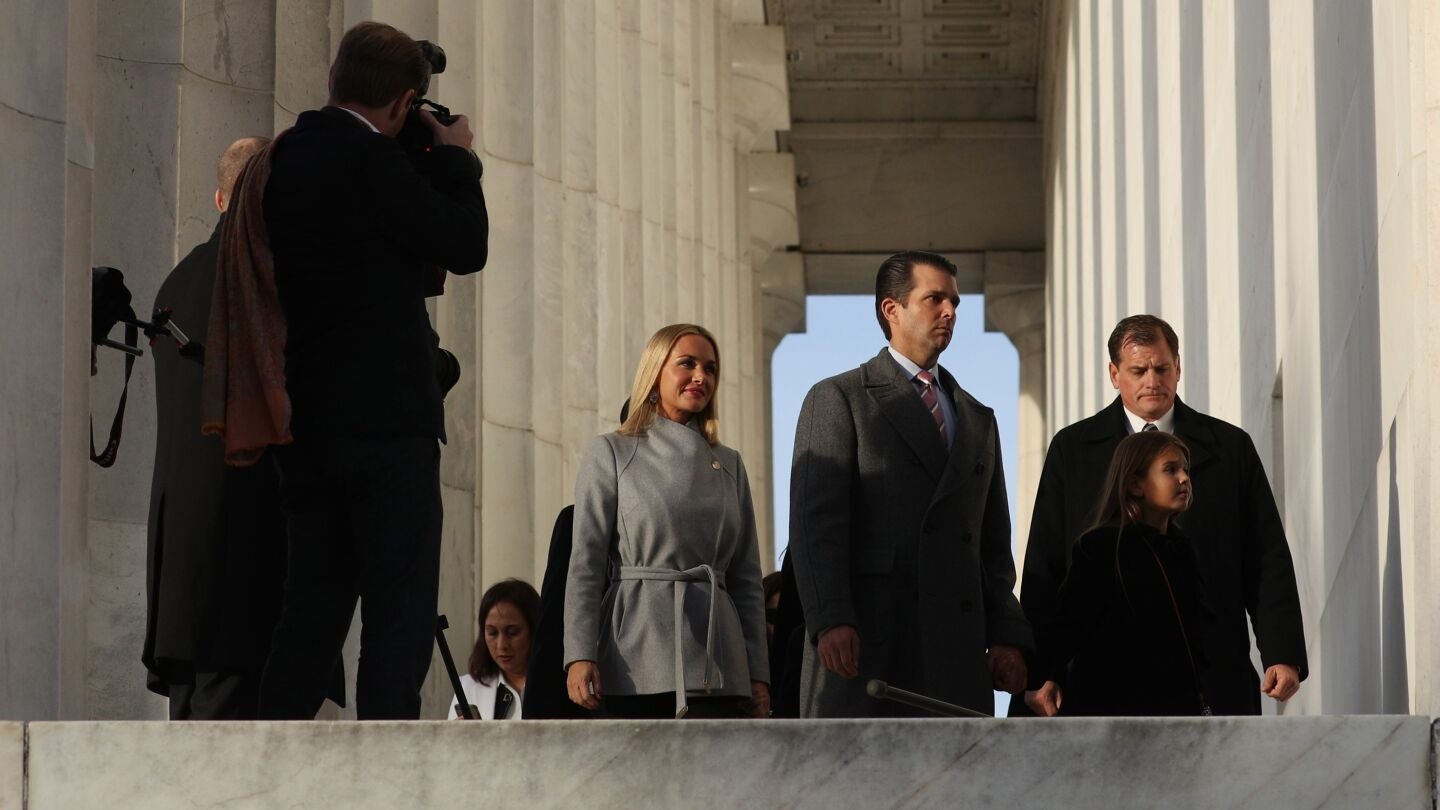 En la imagen, Donald Trump Jr. (2d) y su esposa, Vanessa