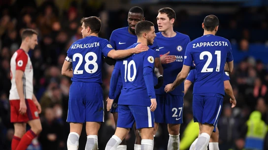 Hazard, felicitado por sus compañeros tras marcar un gol Hazard, felicitado por sus compañeros tras marcar un gol