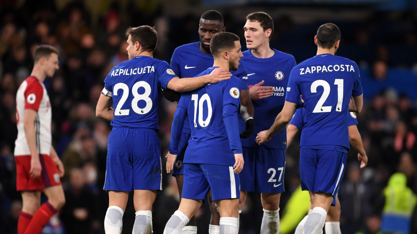 Hazard, felicitado por sus compa&ntilde;eros tras marcar un gol
